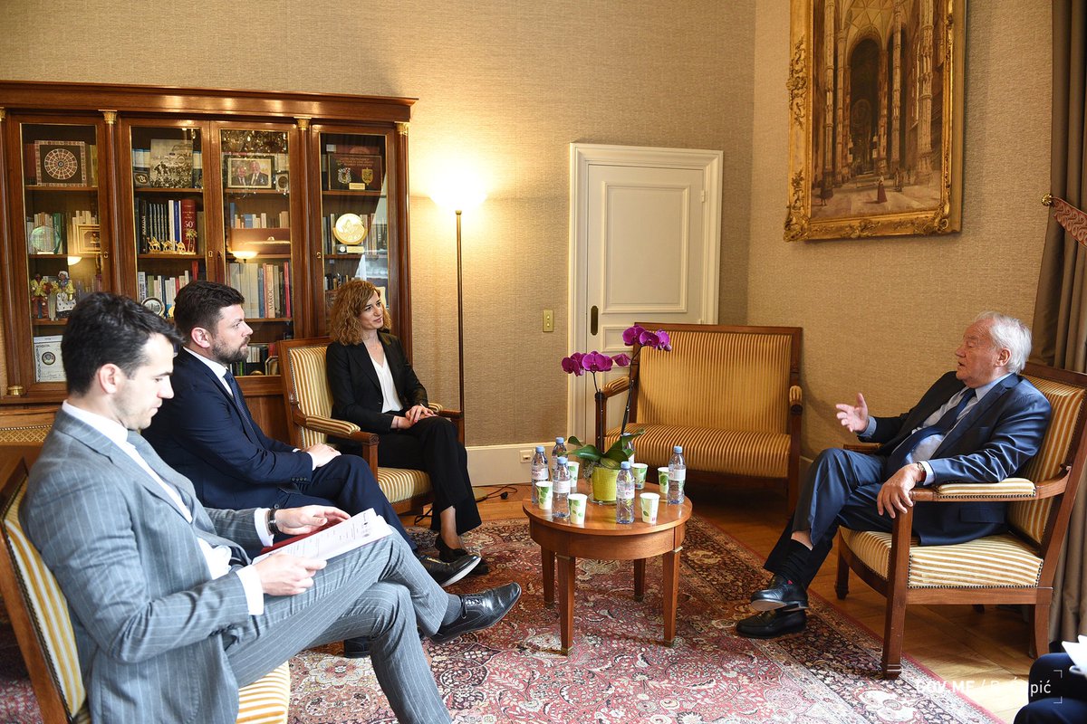 me4eu's tweet photo. PPV @VladaCG #MEP @JoMarovic boravi u Parizu gdje je imala niz sastanaka sa predstavnicima francuske Vlade, Predsjedništva i @Senat. Francuska je, kao predsjedavajuća zemlja Savjetom EU izrazila svoju spremnost da pomogne Crnoj Gori da ubrza reforme i da se što prije pridruži 🇪🇺. https://t.co/PniTZZsPoH