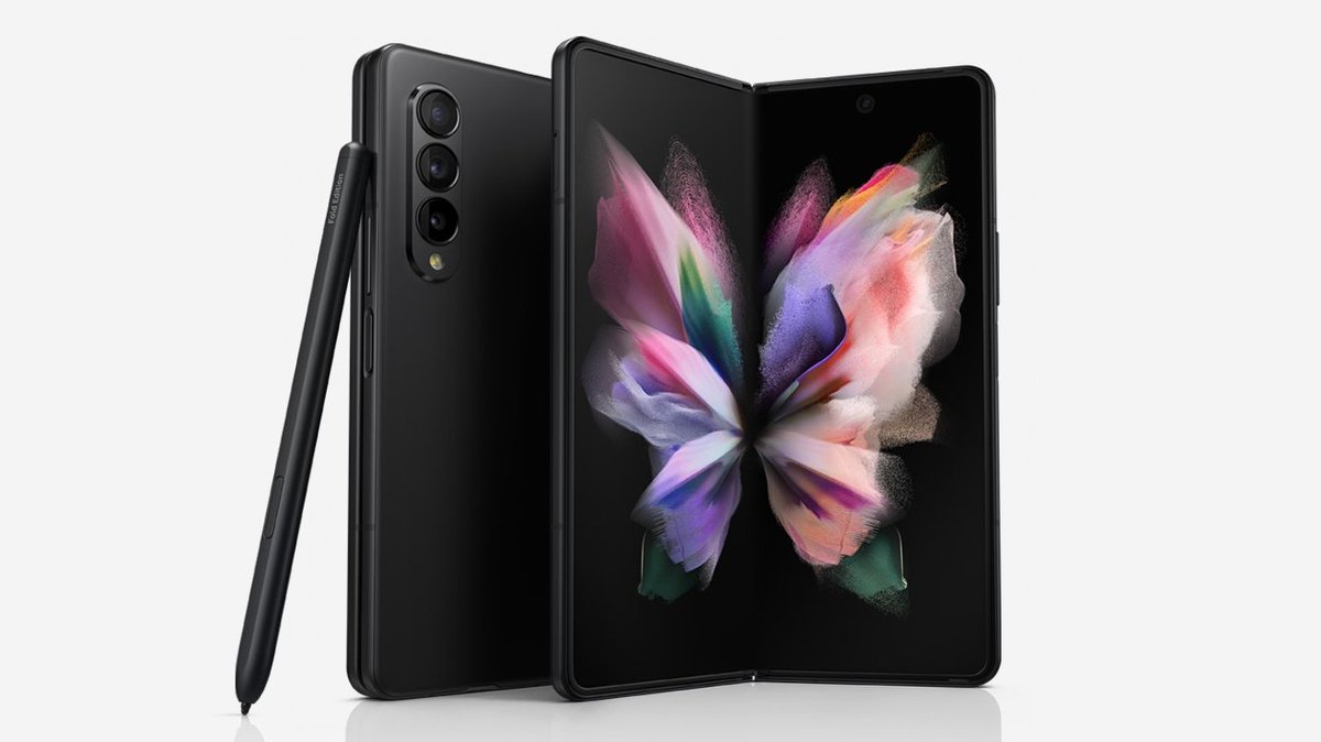 TheGalox_'s tweet photo. Thinner, lighter, wider, faster, better cameras &amp; new software features

The Galaxy Z Fold 4 is looking like a big upgrade over the Z Fold 3 https://t.co/s6mJjOfmHd