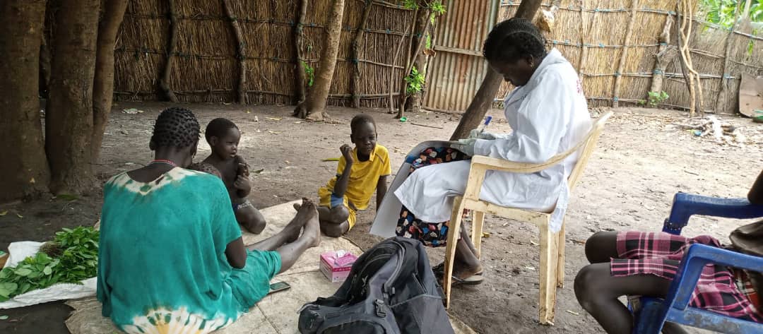 livewell_org's tweet photo. " They give us and our children hope". - BHI beneficiary. 

Boma Health Workers are " The light at the end of the tunnel " in South Sudan's hard-to-reach. Ajullu Obono is a BHW in Pochalla County, she conducts medical outreach at Tierlul Boma to provide essential medical service. https://t.co/iSbjDSuguz