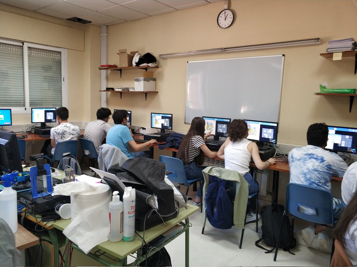 morcalant's tweet photo. Hoy hemos vuelto al IES José Hierro con Articoding. Seguimos enseñando conceptos de programación con #SeriousGames. Esta vez lo ha probado 1º de bachillerato y volvemos este jueves con 2º de ESO.
Muchas gracias a este instituto tan innovador por su amabilidad. https://t.co/h1vVhe7lV5