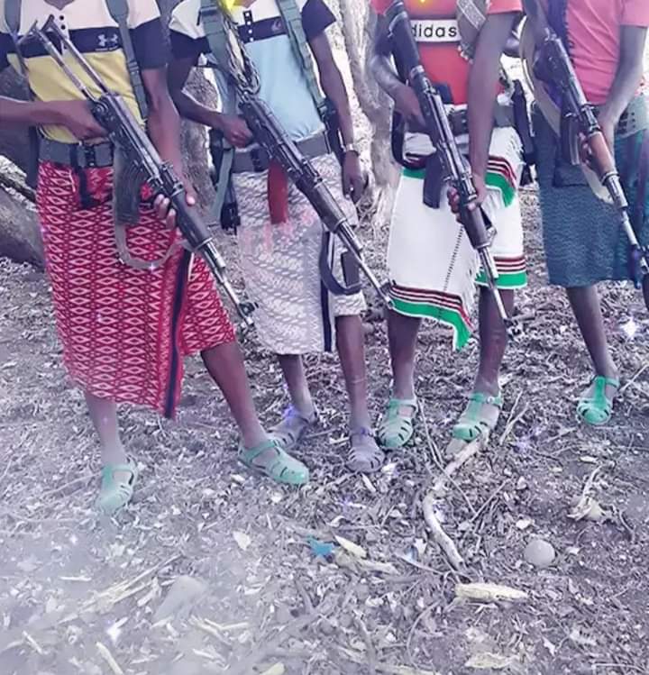 WallooThe's tweet photo. "Qeerroo walloo warra qabatamaan kilaashii xixiqqoo tanaan meeshaa gurguddaa dura dhaabatee wardiyaa ummata isa tahe!

Isaan kana osoo hin dinqisiifanne darbuun cubbuudha!warra qawwee suuraadhan ka'uu qofa osoo hin taane hojiidhanis itti beeku!gootni isaan kana!😍💪💖 https://t.co/QNPQdwfbjE