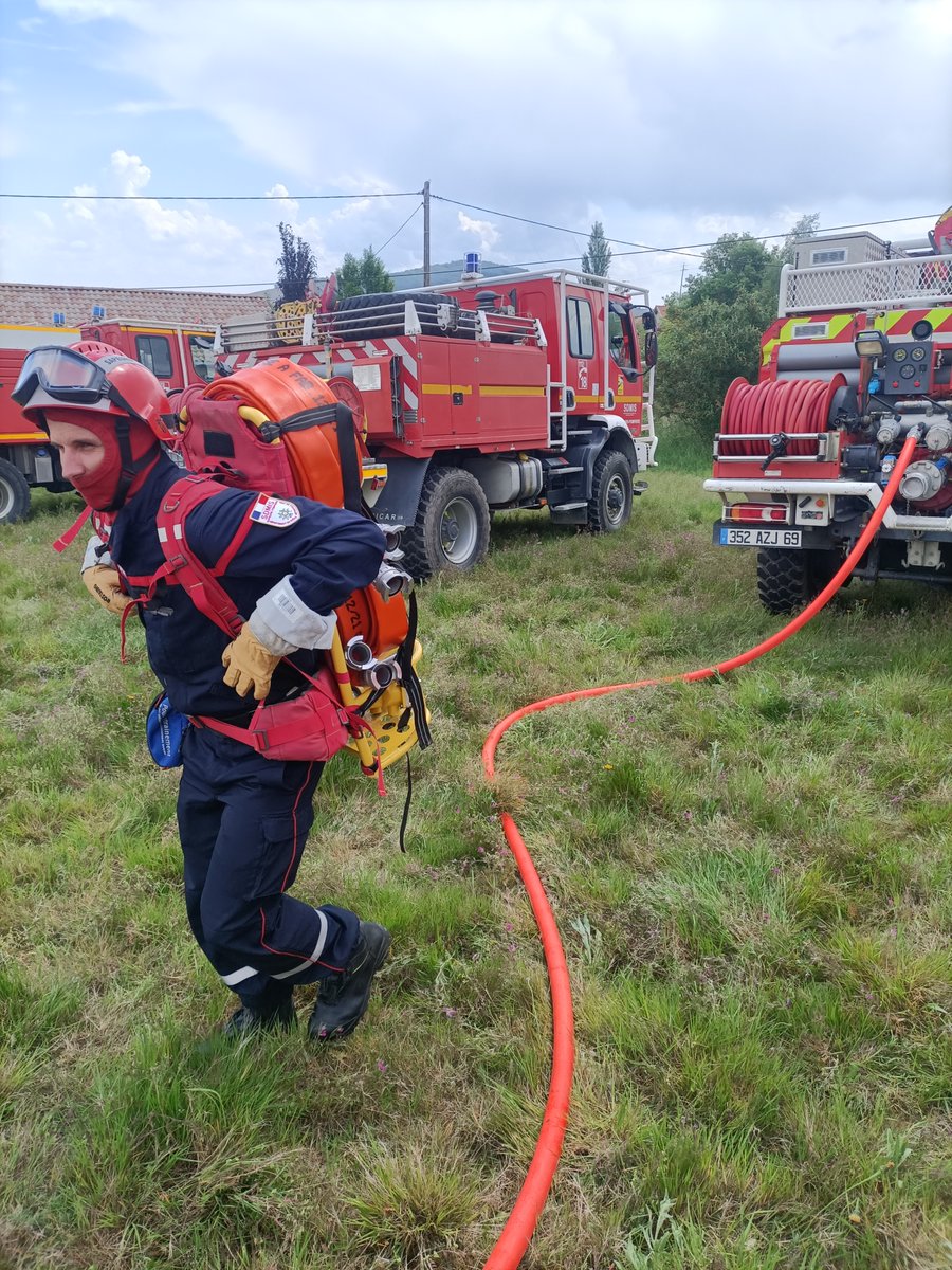 SDMIS69's tweet image. [STAGE] 🔥🚒
Formation initiale des personnels aux risques feux de forêts et espaces naturels (FDFEN) pour les risques locaux &amp;amp; nationaux.
Objectif➡️ 4 jours de formation sur le terrain pour former 13 FDF 1 (équipier) &amp;amp; 6 FDF 2 (chef d’agrès) sous le principe d’un stage mutualisé