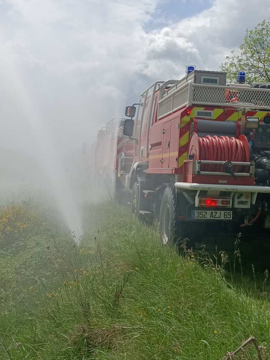 SDMIS69's tweet image. [STAGE] 🔥🚒
Formation initiale des personnels aux risques feux de forêts et espaces naturels (FDFEN) pour les risques locaux &amp;amp; nationaux.
Objectif➡️ 4 jours de formation sur le terrain pour former 13 FDF 1 (équipier) &amp;amp; 6 FDF 2 (chef d’agrès) sous le principe d’un stage mutualisé