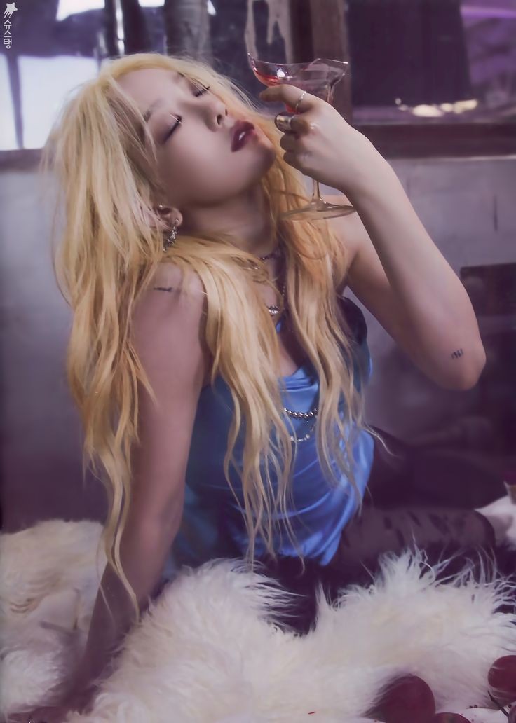 hourlytaeny's tweet photo. #태연 #taeyeon https://t.co/N1TrAzJ2xv