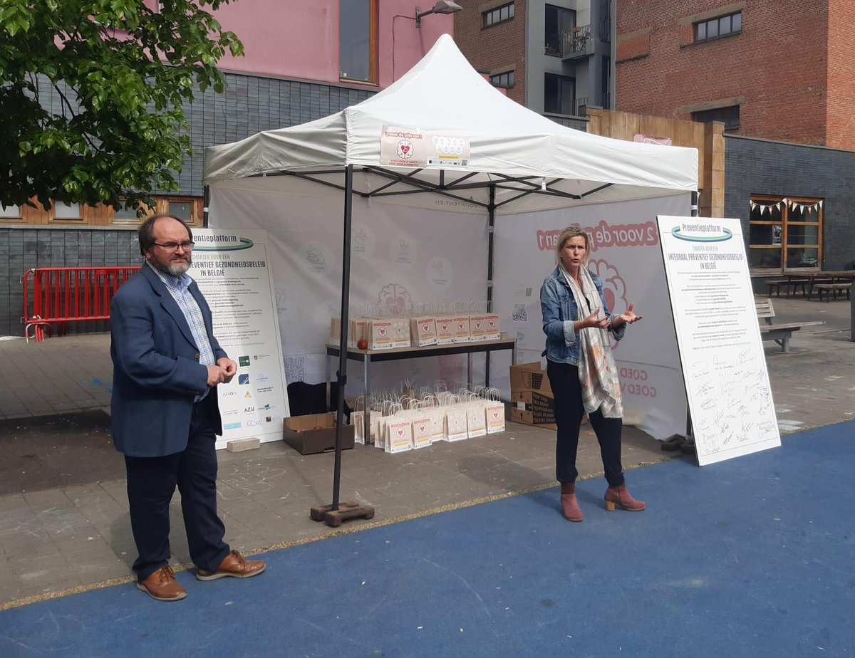 "Wat goed is voor je hart is ook goed voor je hersenen." Expertisecentrum Dementie Vlaanderen zet krabbel onder charter Preventieplatform. #gezondeleefstijl #hersengezondheid #preventie