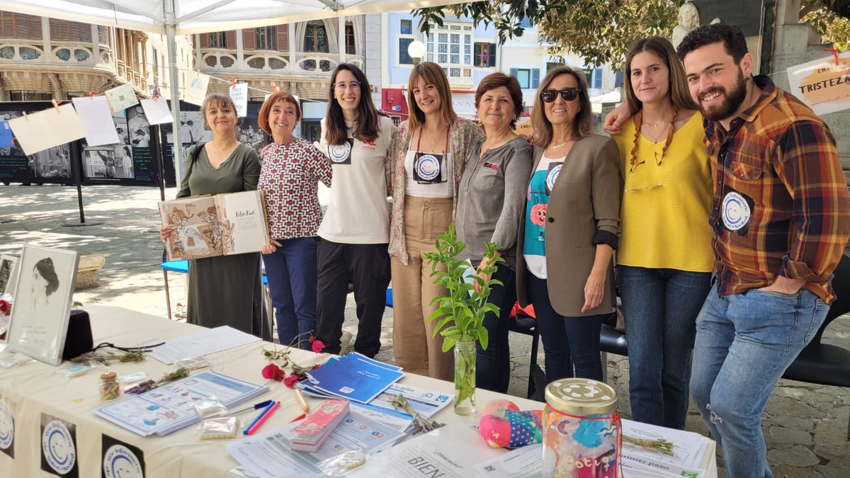 Les infermeres de salut mental de #apmallorca han organitzat avui una paradeta per conmemorar el  #DiaInternacionalDeLaEnfermeria 🌏 #apalteucostat sempre que ens necessitis, per tenir cura de la salut de les persones ❤️‍🩹<a href="/SalutGOIB/">Conselleria de Salut</a> <a href="/ibsalut/">Servei de Salut de les Illes Balears (IB-SALUT)</a>