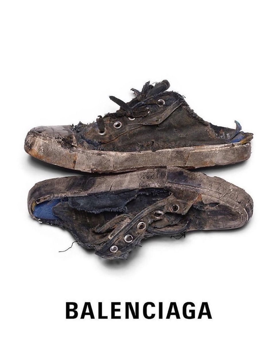 LauraCaggia's tweet photo. La cultura del marketing y el branding que nos va a terminar destruyendo el cerebro y el bolsillo , #PLEASENOT @BALENCIAGA https://t.co/MMSFESUUr5