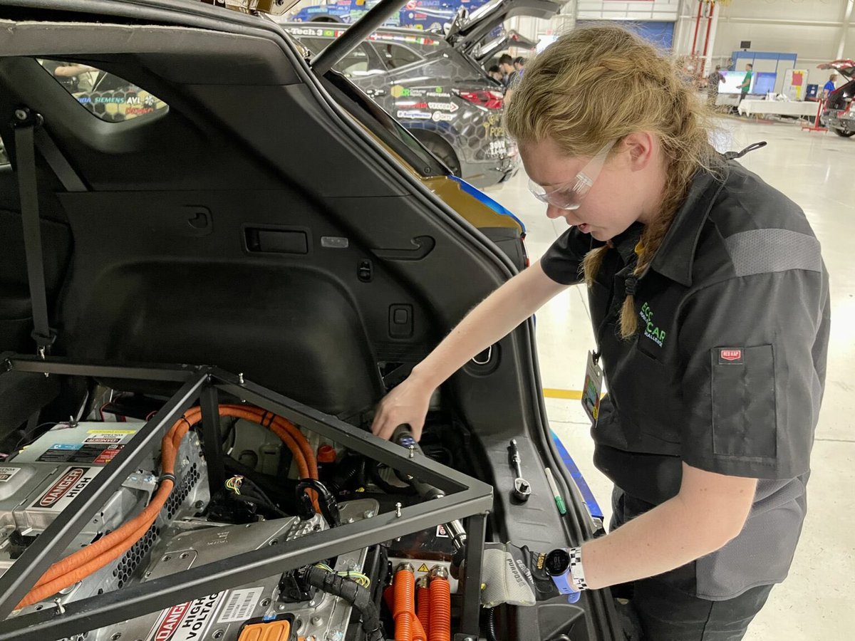 EcoCARChallenge's tweet photo. DAY 2: Teams are at @GM proving grounds and are eager to complete their finishing touches to their #ChevyBlazer before vehicle inspections. 🚗🔋

Learn more about what’s to come today and the exciting way Day 1 ended! 

https://t.co/cqXEn0J9Jh

#Year4Competition #BlazerShowdown https://t.co/8lb2ycsRec