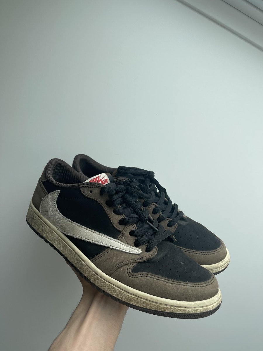 MarcantPaul2's tweet photo. Je vends mes 3 paires de Travis, 12 us, paire bien rock mais encore treeees largement portable ! Fair price faut que ça parte. Meet up Lille, rt svp ❤️ https://t.co/UnsjizRhlh