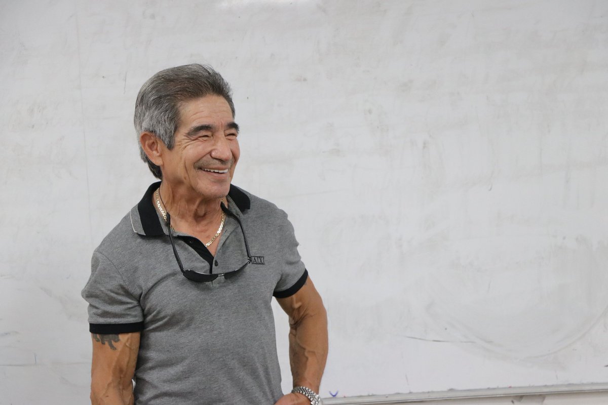 El jinete panameño Laffit Pincay Jr, visitó la Academia Técnica de Formación de Jinetes que lleva su nombre. Pincay Jr, compartió con todos sus, vivencias, hechos y anécdotas cuando era jinete.
Al finalizar su charla, envió mensajes de motivación, para esta nueva generación.