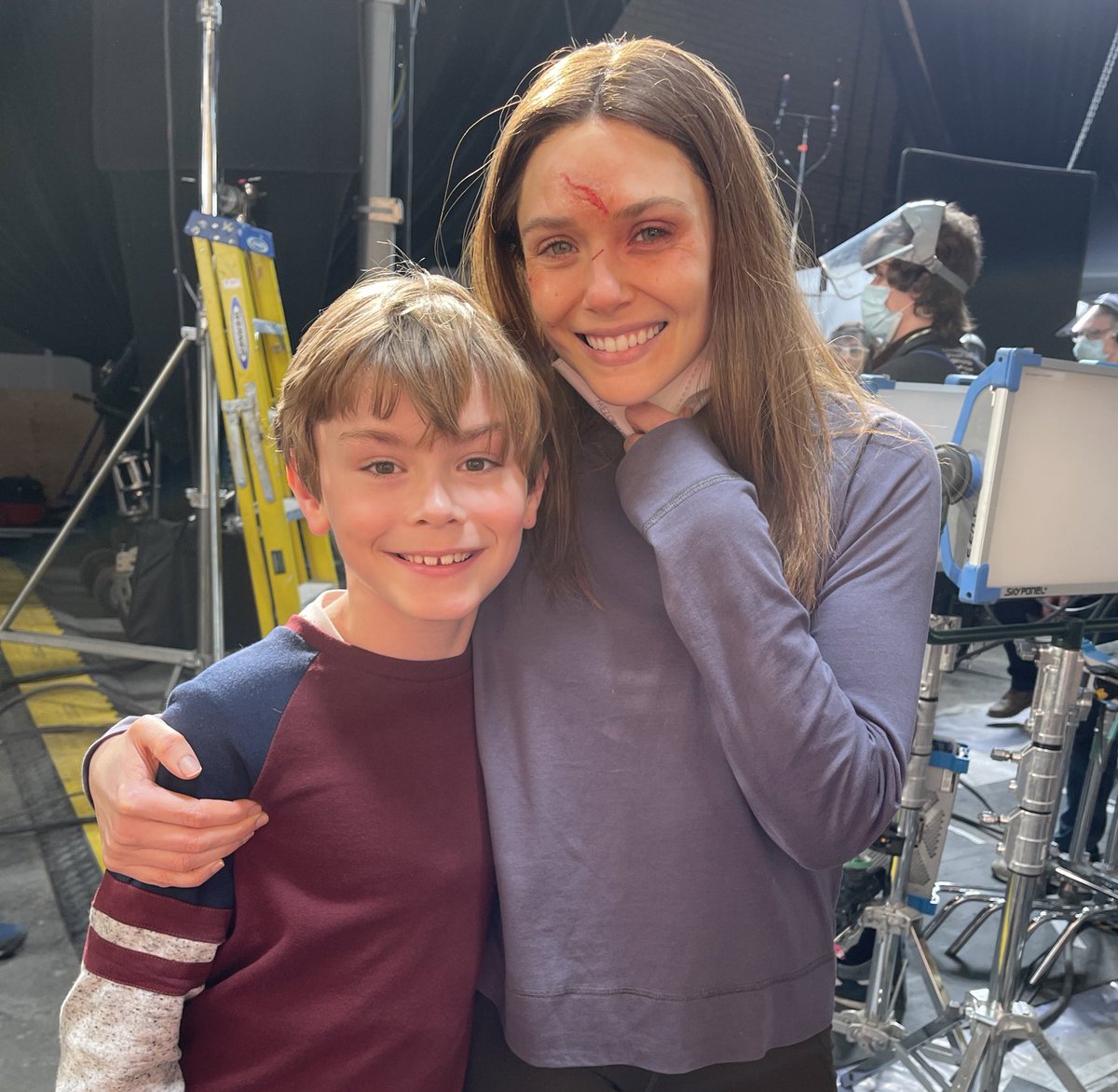 Nueva imagen de Julian Hilliard y Elizabeth Lizzie Olsen (Wanda) detrás de cámaras en #DoctorStrange #MultiverseOfMadness #ScarletWitch