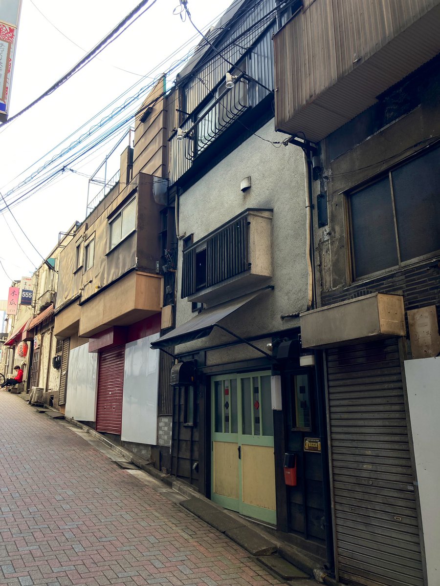 kosho_yamasemi's tweet photo. 高田馬場駅前のシンボルの1つ「幸寿司」が閉店するという話を小耳に挟んだが本当だろうか。
確かにその横に連なる長屋のような飲み屋の建物も軒並み閉鎖されてる。
この建物群自体がいよいよ無くなるのかもしれんね。
ここは私の学生時代からあった馬場の姿の1つだから、もし無くなるのなら寂しいな。 https://t.co/ZpG9SVKnl8