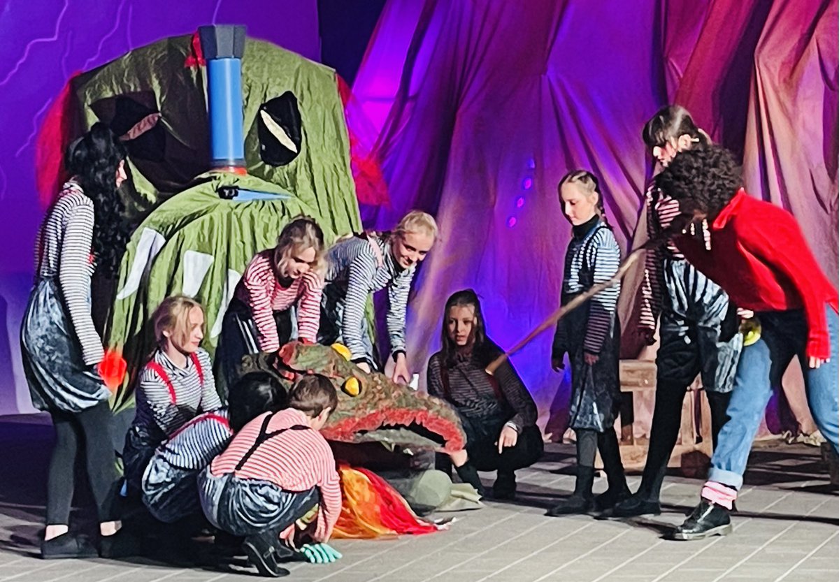 VogelArnsberg's tweet photo. Unsere #Freilichtbühnen sind wieder da. Als erste startete #Festspiele #BalverHöhle im #Lummerland. Mit „#Jim #Knopf u. #Lukas der #Lokomotivführer“. Ich durfte dabei sein. Klasse. Beste kulturelle Selbstorganisation. Großer Dank an alle. Und an alle Freilichtbühnen. https://t.co/Wvcr9CKiVE