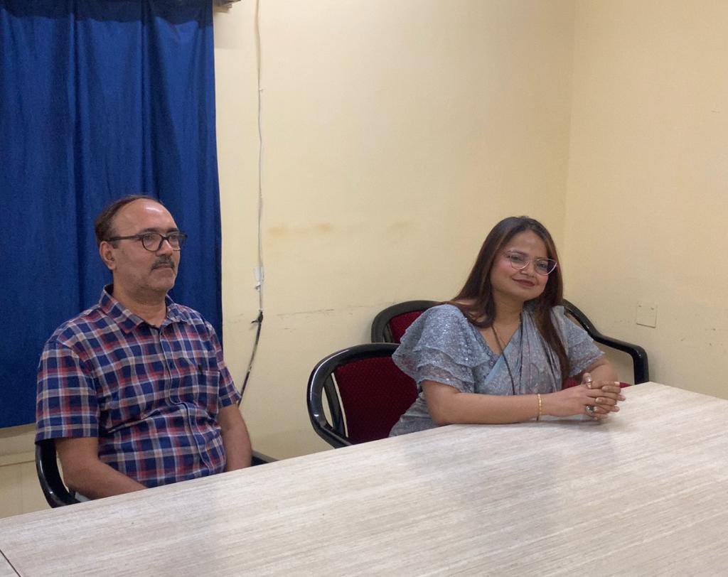 airnews_patna's tweet photo. Dr. Atul kumar Tiwari, ADG, NSD:AIR briefing Akashvani, Patna officials on policies of NSD:AIR and #FlagshipPrograms of GoI & smooth running of #NDMS. ADG encouraged rewarding of devoted AIR News listeners who promptly participated in #AKAM #Quiz @ddnewsBihar https://t.co/TQqrgbeiF8