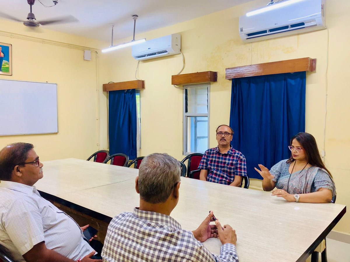 airnews_patna's tweet photo. Dr. Atul kumar Tiwari, ADG, NSD:AIR briefing Akashvani, Patna officials on policies of NSD:AIR and #FlagshipPrograms of GoI & smooth running of #NDMS. ADG encouraged rewarding of devoted AIR News listeners who promptly participated in #AKAM #Quiz @ddnewsBihar https://t.co/TQqrgbeiF8