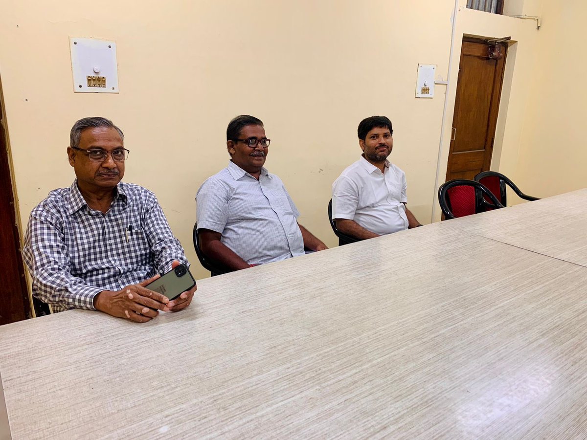 airnews_patna's tweet photo. Dr. Atul kumar Tiwari, ADG, NSD:AIR briefing Akashvani, Patna officials on policies of NSD:AIR and #FlagshipPrograms of GoI & smooth running of #NDMS. ADG encouraged rewarding of devoted AIR News listeners who promptly participated in #AKAM #Quiz @ddnewsBihar https://t.co/TQqrgbeiF8