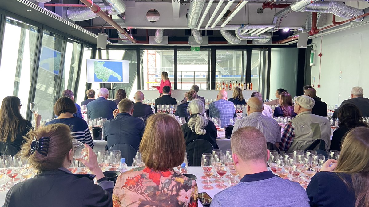 ITALondon_'s tweet photo. 🚨Event Alert
#BorsaViniItaliani2022 🍷
Meet 50 Italian wine companies at stunning venue Landing Forty-Two.
Discover #theextraordinaryitaliantaste 🇮🇹
#BorsaVini included the masterclass "Bella Rosa" on rosé wines led by Sarah Abbott MW.
#BVI #ItalianTradeAgency #beIT https://t.co/iaLzJfsLc9