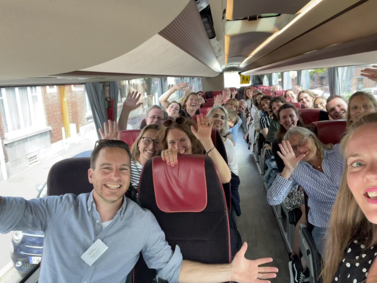 En we zijn van start! Deze week bezoeken 40 delegatieleden van NL gemeenten, universiteiten, hogescholen en ROC’s de metropool Lille. De hele week leren zij over samenwerkingen tussen het hoger onderwijs en de stad. Op een mooie #citydealkennismaken studiereis! @kennisbundel