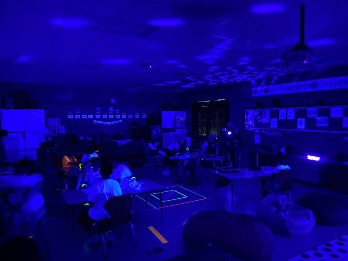 MissRoberts34's tweet photo. Glow day review! Best day of the year! #macsawesome #JOleaders #3rdgrade https://t.co/OQR5B5Kgug