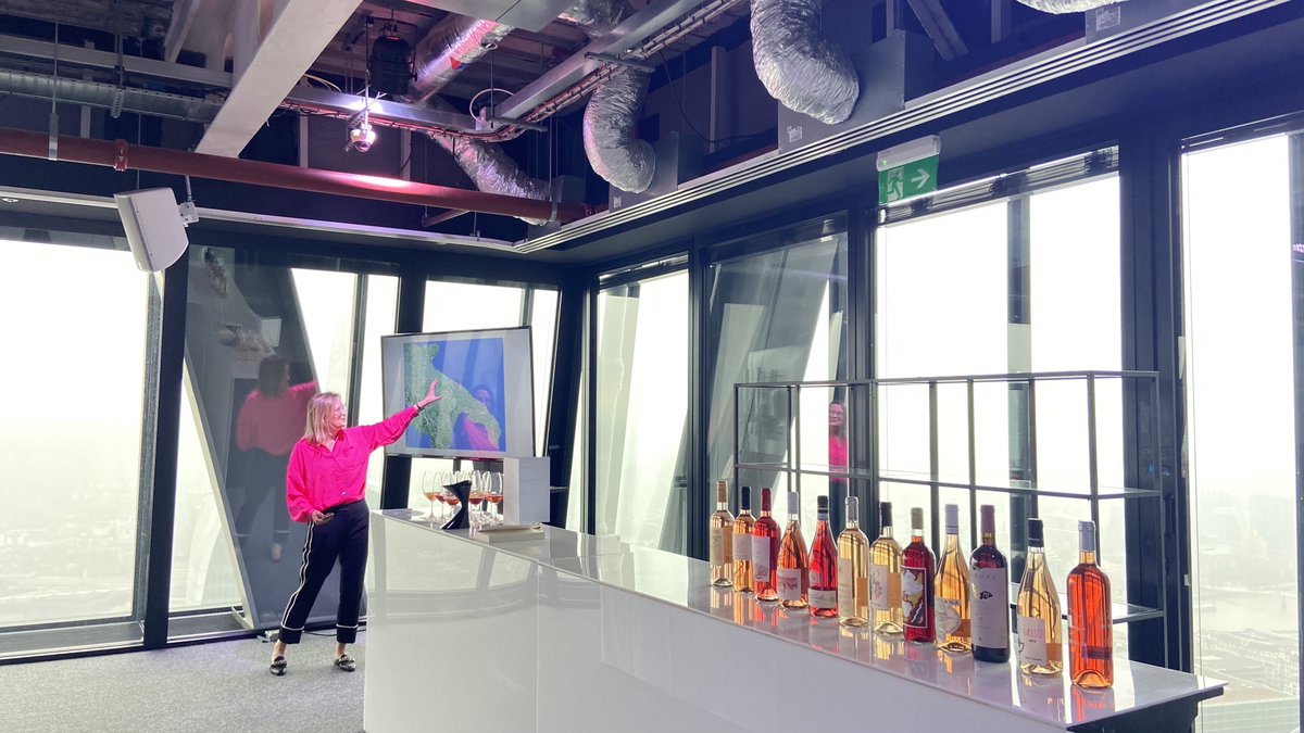 ITALondon_'s tweet photo. 🚨Event Alert
#BorsaViniItaliani2022 🍷
Meet 50 Italian wine companies at stunning venue Landing Forty-Two.
Discover #theextraordinaryitaliantaste 🇮🇹
#BorsaVini included the masterclass "Bella Rosa" on rosé wines led by Sarah Abbott MW.
#BVI #ItalianTradeAgency #beIT https://t.co/iaLzJfsLc9