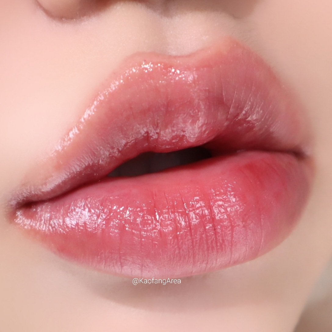 KaofangArea's tweet photo. ตามหากันให้วุ่น #AlmostLipstick ตัวใหม่ของ Clinique สี Black Honey ตอนสวอชจะออกเป็นสีน้ำตาล แต่พอทาลงบนปากปุ๊บ จะผสมกับสีปากเราได้แดงอมน้ำตาลที่สวยมากกกกก ทารอดทุกสีผิว ด้วยความที่เป็นเนื้อsheerกึ่งบาล์ม จะเบาสบายปากและชุ่มชื้นทั้งวัน อยากได้สีชัดทาย้ำสัก 3-4 รอบน้า https://t.co/009oLcCANq