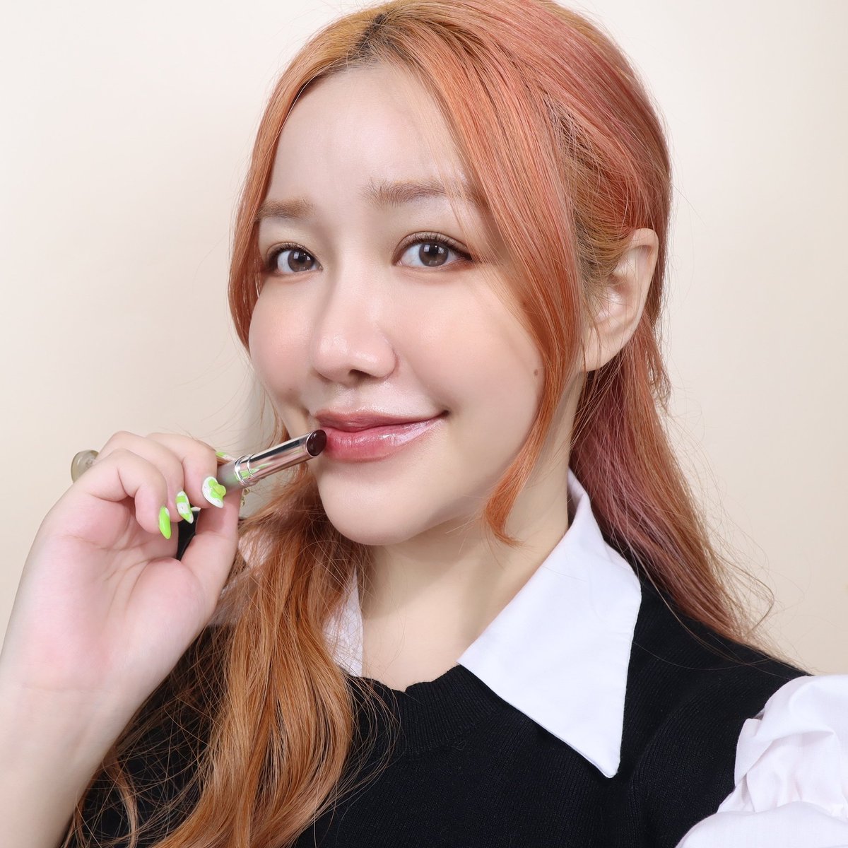 KaofangArea's tweet photo. ตามหากันให้วุ่น #AlmostLipstick ตัวใหม่ของ Clinique สี Black Honey ตอนสวอชจะออกเป็นสีน้ำตาล แต่พอทาลงบนปากปุ๊บ จะผสมกับสีปากเราได้แดงอมน้ำตาลที่สวยมากกกกก ทารอดทุกสีผิว ด้วยความที่เป็นเนื้อsheerกึ่งบาล์ม จะเบาสบายปากและชุ่มชื้นทั้งวัน อยากได้สีชัดทาย้ำสัก 3-4 รอบน้า https://t.co/009oLcCANq