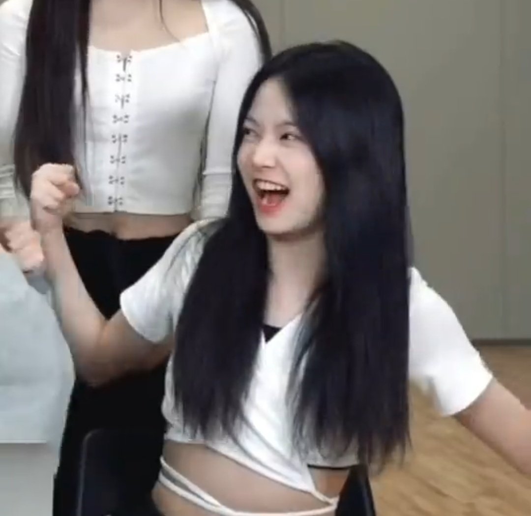 kzhpim's tweet photo. 얘네 저번부터 카즈하 근육 따라하는거 너무 웃김 ㅠㅠㅋㅋㅋㅋㅋㅋㅋㅋㅋ https://t.co/rXIP8L58Qo