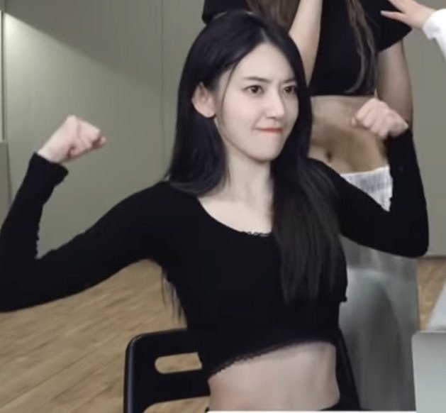 kzhpim's tweet photo. 얘네 저번부터 카즈하 근육 따라하는거 너무 웃김 ㅠㅠㅋㅋㅋㅋㅋㅋㅋㅋㅋ https://t.co/rXIP8L58Qo
