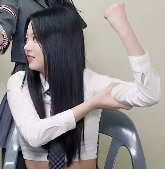 kzhpim's tweet photo. 얘네 저번부터 카즈하 근육 따라하는거 너무 웃김 ㅠㅠㅋㅋㅋㅋㅋㅋㅋㅋㅋ https://t.co/rXIP8L58Qo