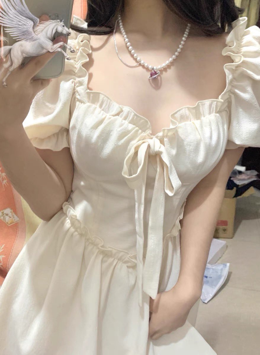 sibratoo's tweet photo. มามุงตรงนี้!👀 เดรสรุ่นนี้น่ารักมาก ใส่แล้วดูเป็นลูกคุณหนูขึ้นมาทันที สามารถใส่เป็นแบบปาดไหล่ก็ได้ สีครีมอ่อนๆ ใส่คู่กับสร้อยไข่มุกคือทิ่สุด สวยนัมเบอร์วัน ราคาน่ารักด้วยแค่ตัวละ 290 บาท มีตั้งแต่ไซส์ S-2XL เลย🧁💒 https://t.co/6jFopnXlfX