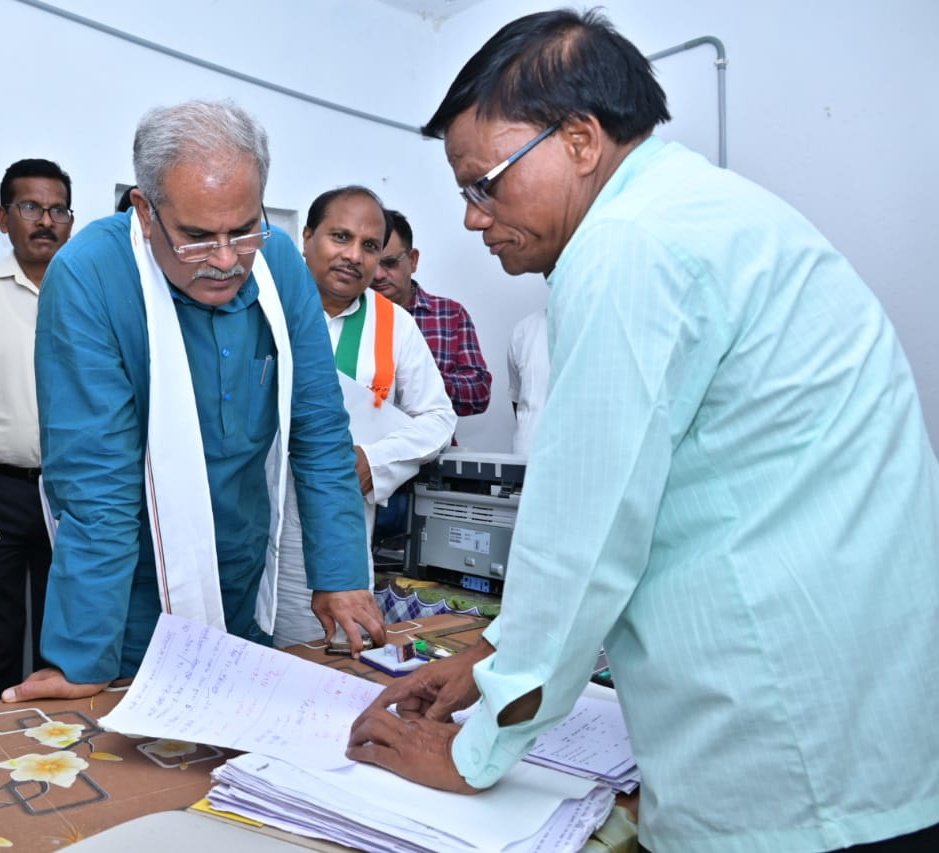 ChhattisgarhCMO's tweet photo. करजी के पटवारी श्री गयाराम सिंह के काम के मुरीद हुए मुख्यमंत्री श्री @bhupeshbaghel
गयाराम समय से पहले पहुंचते हैं ऑफिस, सारे राजस्व रिकॉर्ड रखते हैं अप टू डेट।
जन-चौपाल में मुख्यमंत्री के सामने एक स्वर में ग्रामीणों ने भी की पटवारी के काम की तारीफ।
#BhetMulakat
#BhupeshTuharDwar https://t.co/fWRWDUBQW1