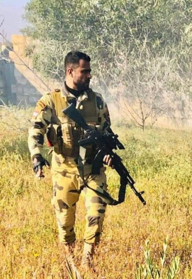 AbdullahElshrif's tweet photo. فاكرين طبعا المجرم ابراهيم حماد بتاع تسريب سينا اللي قتل فيه الشاب اللي في الصورة ده بعد ماجابه من شعره وعرف هو ساكن فين، ابراهيم مش عسكري بس بيلبس زي جيشنا العظيم وماشي معاهم عادي زي الواد بتاع ليبيا، أبشركم ان ابراهيم اتقتل انهاردة واللي بينعيه ظابط جيش اسمه محمد فراج
#شمتان😊 https://t.co/Khk6sXmVry
