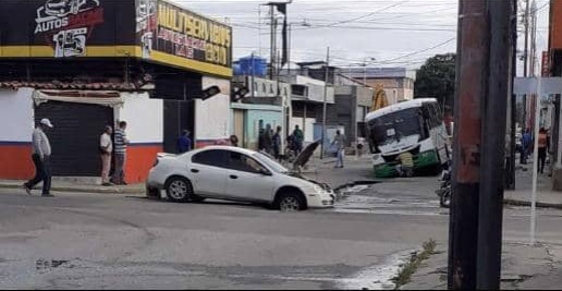 CunaguaroActivo's tweet photo. #10May Colapso del sistema de cloacas en calle 50 entre carreras 15 y 16, parroquia Concepción.
Cuadrilla de @HidrolaraCA_ ya en el sitio para atender el caso.

#Venezuela #Lara #Barquisimeto https://t.co/XceRRN3RPB