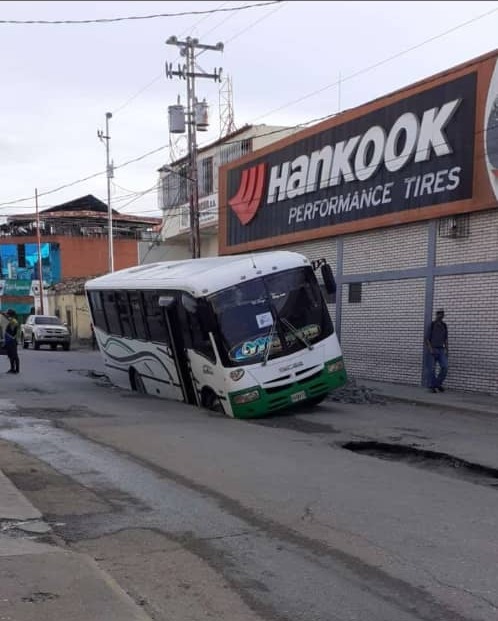 CunaguaroActivo's tweet photo. #10May Colapso del sistema de cloacas en calle 50 entre carreras 15 y 16, parroquia Concepción.
Cuadrilla de @HidrolaraCA_ ya en el sitio para atender el caso.

#Venezuela #Lara #Barquisimeto https://t.co/XceRRN3RPB