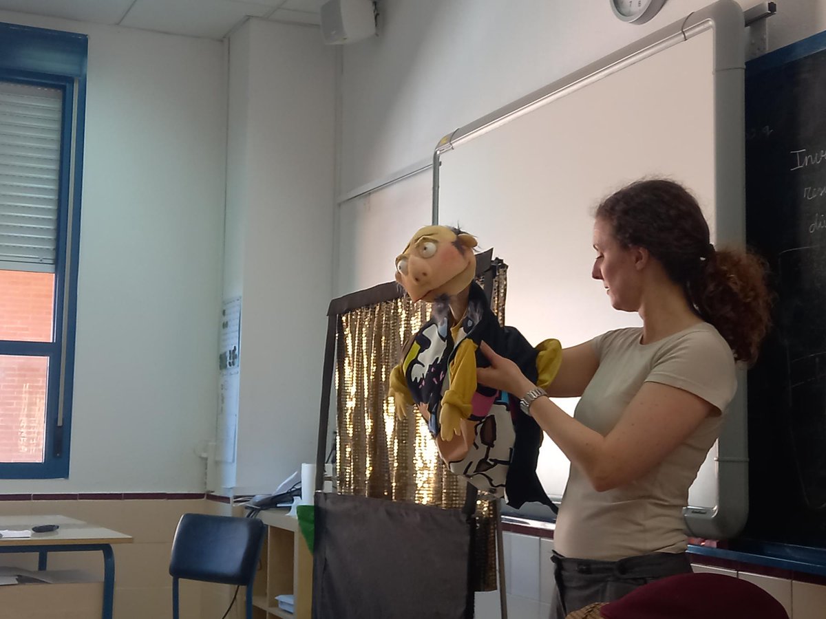 gsdescorialDir's tweet photo. El teatro de marionetas tiene la habilidad de captar la atención de una forma muy especial y siempre lleva en su historia una moraleja. Los alumnos de 3º de Primaria tuvieron la oportunidad de conocer la vida de Jackie a través de sus títeres de habla inglesa. https://t.co/MwxFJpGa0u