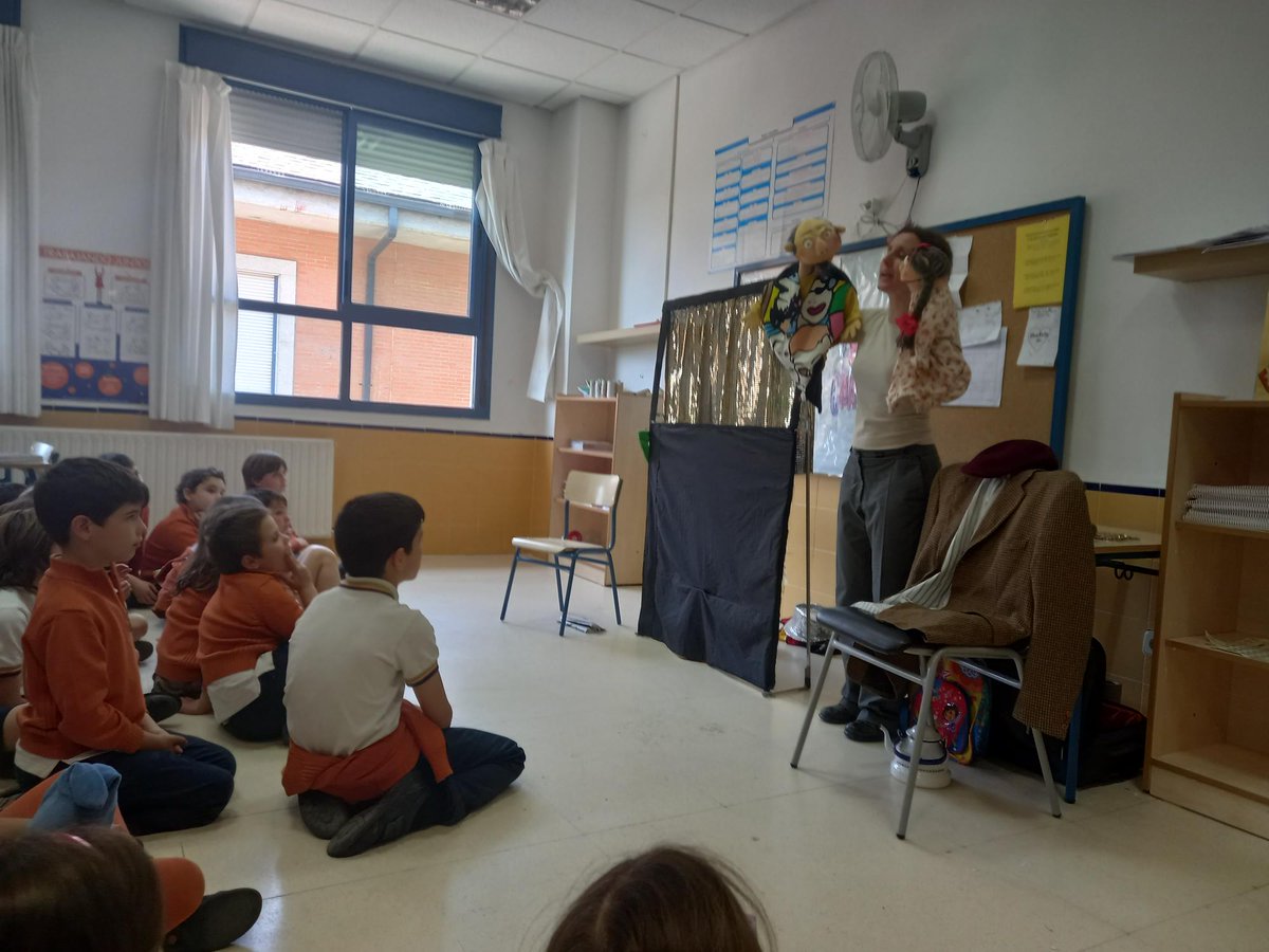 gsdescorialDir's tweet photo. El teatro de marionetas tiene la habilidad de captar la atención de una forma muy especial y siempre lleva en su historia una moraleja. Los alumnos de 3º de Primaria tuvieron la oportunidad de conocer la vida de Jackie a través de sus títeres de habla inglesa. https://t.co/MwxFJpGa0u
