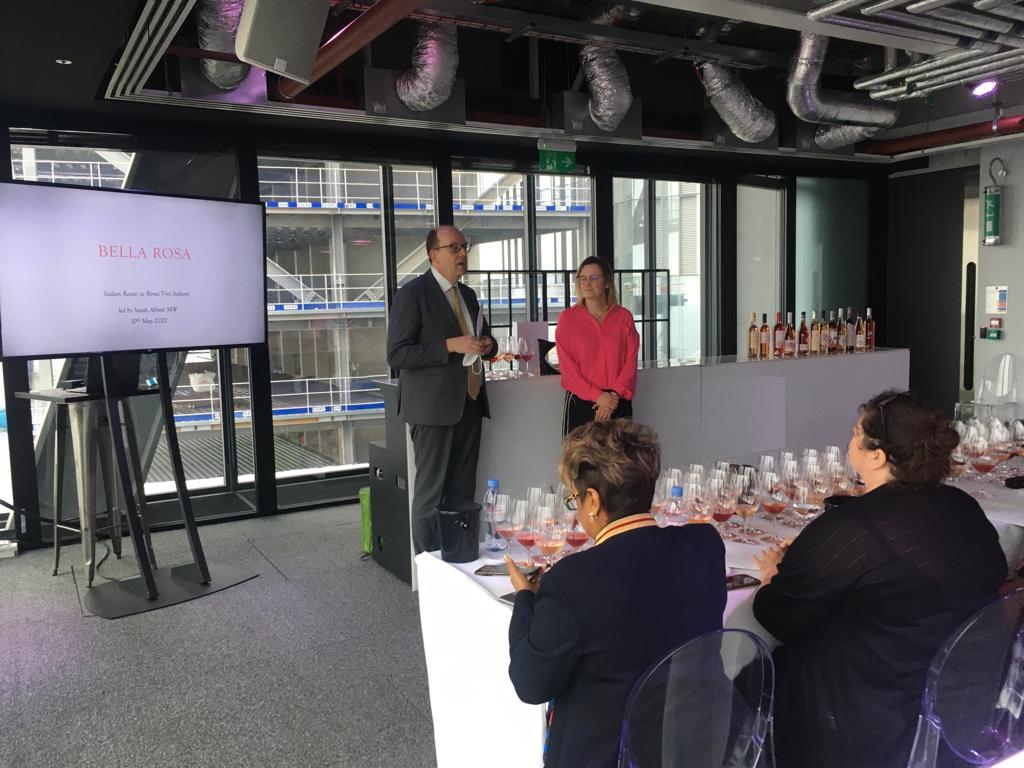 ITALondon_'s tweet photo. 🚨Event Alert
#BorsaViniItaliani2022 🍷
Meet 50 Italian wine companies at stunning venue Landing Forty-Two.
Discover #theextraordinaryitaliantaste 🇮🇹
#BorsaVini included the masterclass "Bella Rosa" on rosé wines led by Sarah Abbott MW.
#BVI #ItalianTradeAgency #beIT https://t.co/iaLzJfsLc9