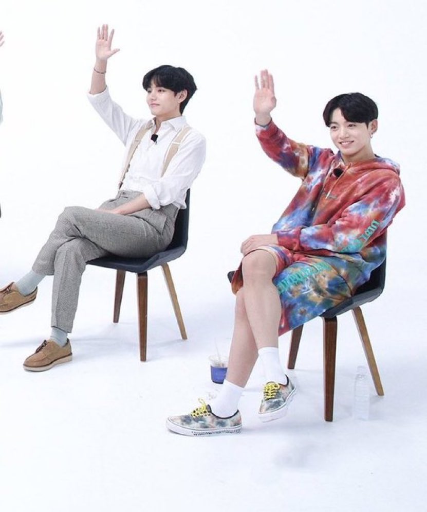 JeonTaely's tweet photo. O CONTRASTE DOS TAEKOOK 🗣️ https://t.co/Et3mqhJwhI