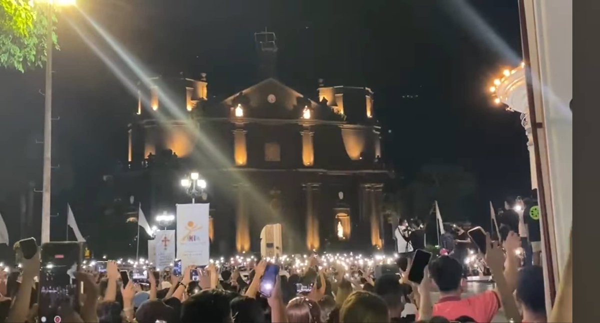 TOMCATust's tweet photo. After attending the thanksgiving mass, an impromptu rally was formed by VP Leni Robredo's supporters outside Naga Metropolitan Cathedral in Camarines Sur, her hometown.
#Halalan2022
#PHVotes
Source and photo courtesy of ABS CBN News https://t.co/UIk6ylEbPG