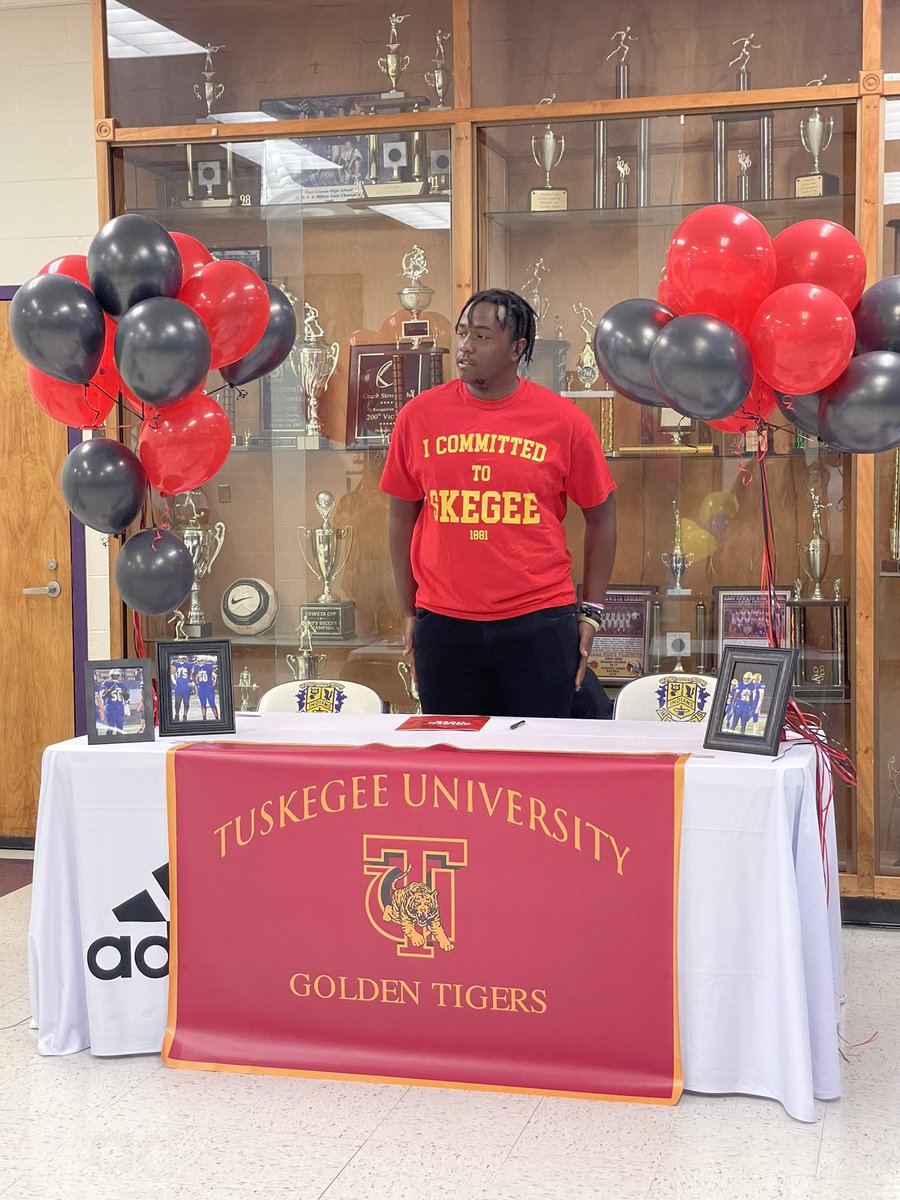 ECHSrecruits's tweet photo. Congratulations to @4thalove2 on signing with Tuskegee University! #RecruitEC https://t.co/YYFzLlVhPU