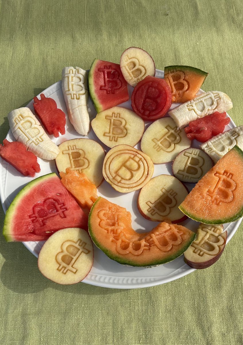 bitcoin_hotel's tweet photo. Heute gibt es #Bitcoin Früchteteller

Sehr lecker &amp; gesund 😍😍😍

Happy #Bitcoin Summer 2022 https://t.co/Y3BiNWn9o6