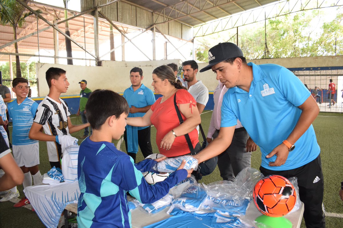 DrMANGAL's tweet photo. El impulso al deporte, una prioridad constante de desarrollo en nuestro municipio. ⚽

A fin de seguir fortaleciendo toda actividad deportiva en #Sahuayo como una alternativa de desarrollo integral realice, junto a la Prof.ª Andrea Tejeda C., Regidora Municipal, (…) 

1/2 https://t.co/2I3BYTkJc2