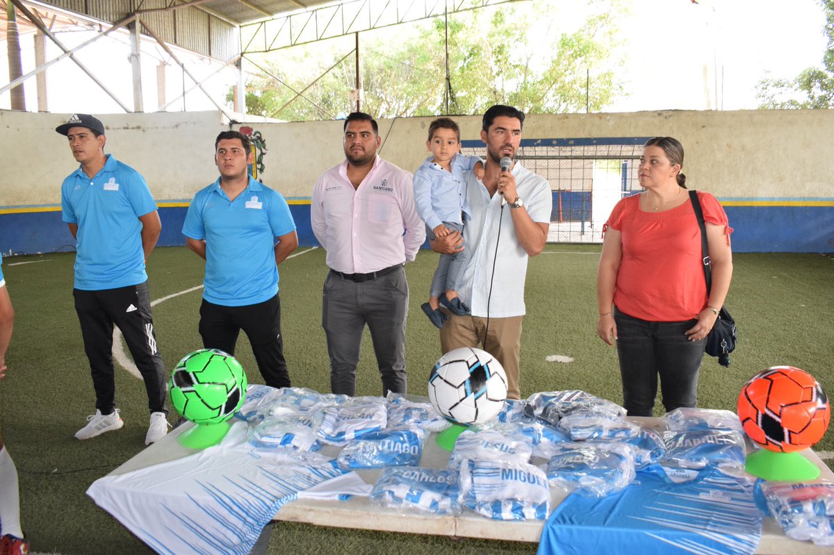 DrMANGAL's tweet photo. El impulso al deporte, una prioridad constante de desarrollo en nuestro municipio. ⚽

A fin de seguir fortaleciendo toda actividad deportiva en #Sahuayo como una alternativa de desarrollo integral realice, junto a la Prof.ª Andrea Tejeda C., Regidora Municipal, (…) 

1/2 https://t.co/2I3BYTkJc2