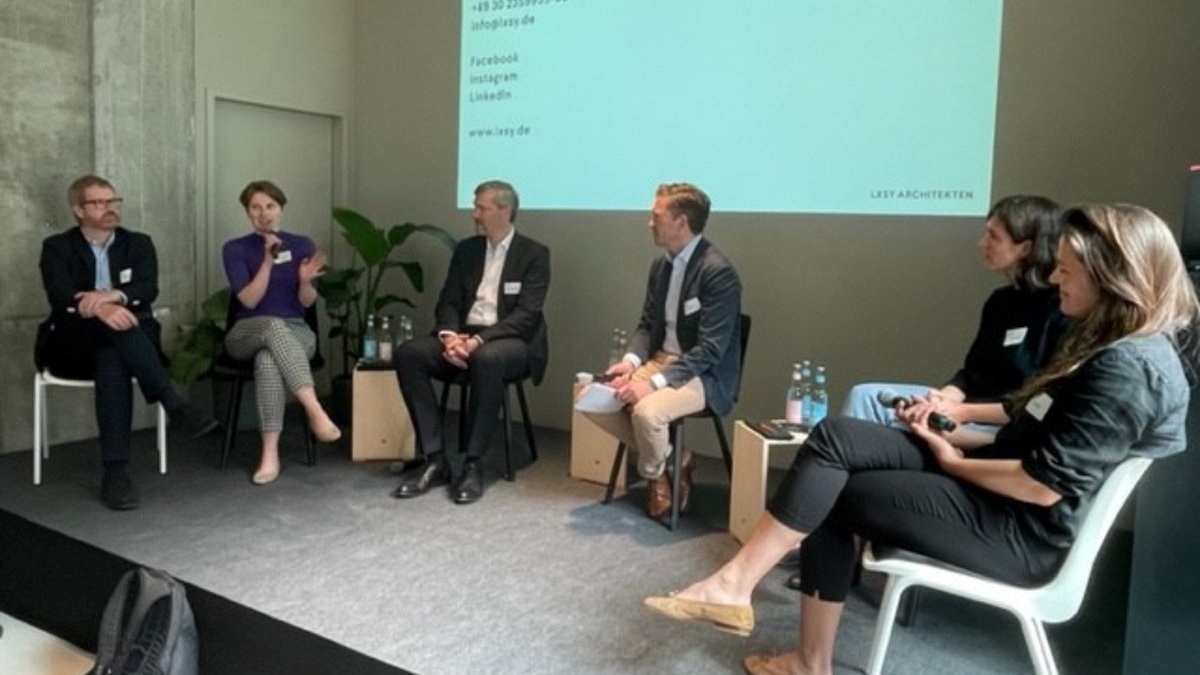 gif e. V. tweet media