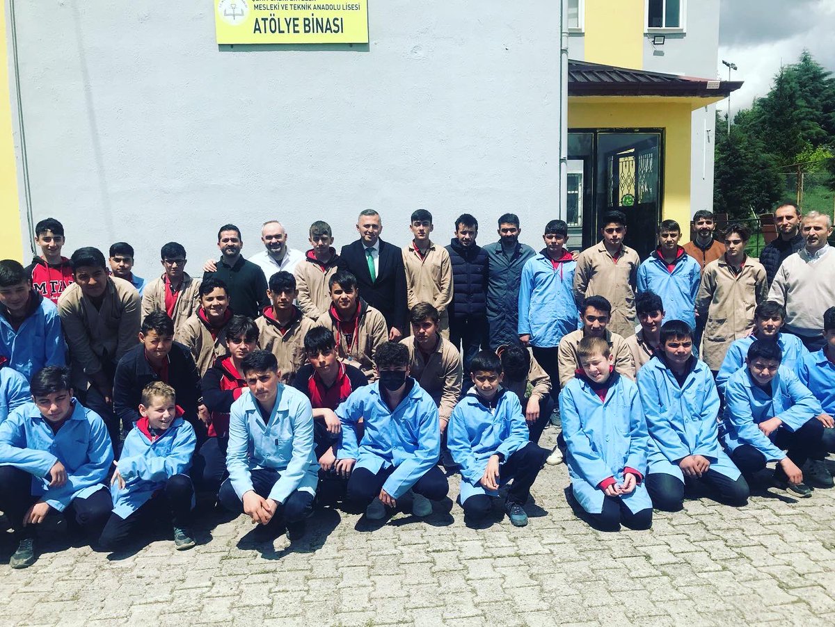 Gkhann1987's tweet photo. “4-10 Mayıs İş Sağlığı ve Güvenliği Haftası kapsamında İlçe Milli Eğitim Müdürümüz Suat Evin ve İSGB personelleriyle birlikte Kumru  Şehit Sabri Eryeler Mesleki ve Teknik Anadolu Lisesi  öğretmen ve öğrencilerini ziyaret ettiler. @ismailkcoban @ozkan_meb @OzilLevent @SuatEvin52 https://t.co/EgImzguogf