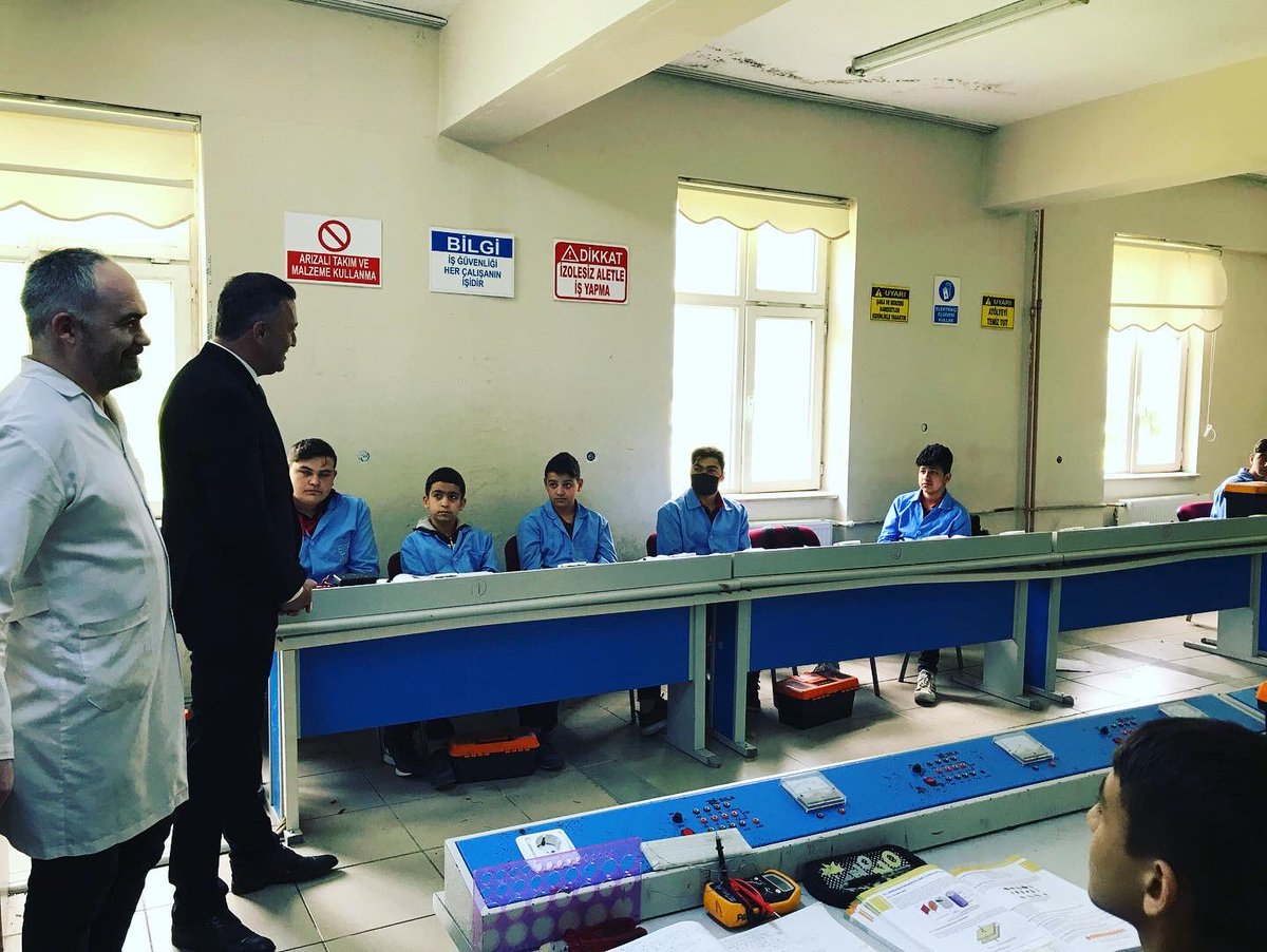 Gkhann1987's tweet photo. “4-10 Mayıs İş Sağlığı ve Güvenliği Haftası kapsamında İlçe Milli Eğitim Müdürümüz Suat Evin ve İSGB personelleriyle birlikte Kumru  Şehit Sabri Eryeler Mesleki ve Teknik Anadolu Lisesi  öğretmen ve öğrencilerini ziyaret ettiler. @ismailkcoban @ozkan_meb @OzilLevent @SuatEvin52 https://t.co/EgImzguogf