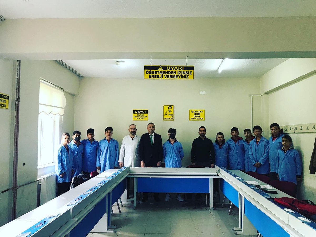 Gkhann1987's tweet photo. “4-10 Mayıs İş Sağlığı ve Güvenliği Haftası kapsamında İlçe Milli Eğitim Müdürümüz Suat Evin ve İSGB personelleriyle birlikte Kumru  Şehit Sabri Eryeler Mesleki ve Teknik Anadolu Lisesi  öğretmen ve öğrencilerini ziyaret ettiler. @ismailkcoban @ozkan_meb @OzilLevent @SuatEvin52 https://t.co/EgImzguogf