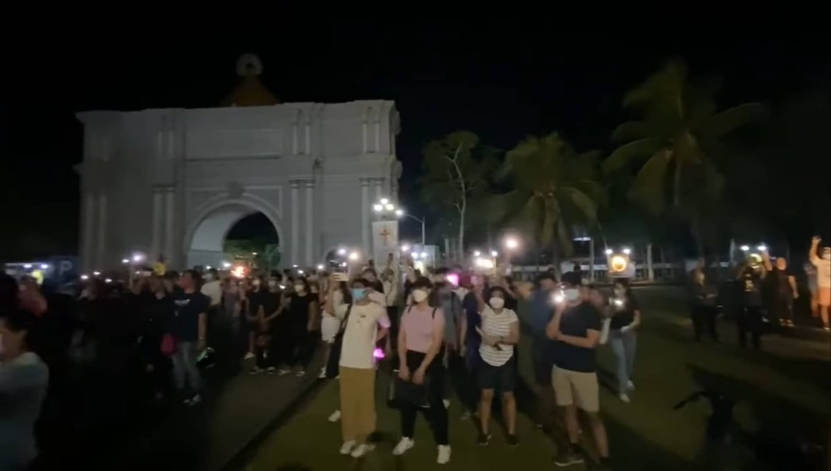 TOMCATust's tweet photo. After attending the thanksgiving mass, an impromptu rally was formed by VP Leni Robredo's supporters outside Naga Metropolitan Cathedral in Camarines Sur, her hometown.
#Halalan2022
#PHVotes
Source and photo courtesy of ABS CBN News https://t.co/UIk6ylEbPG