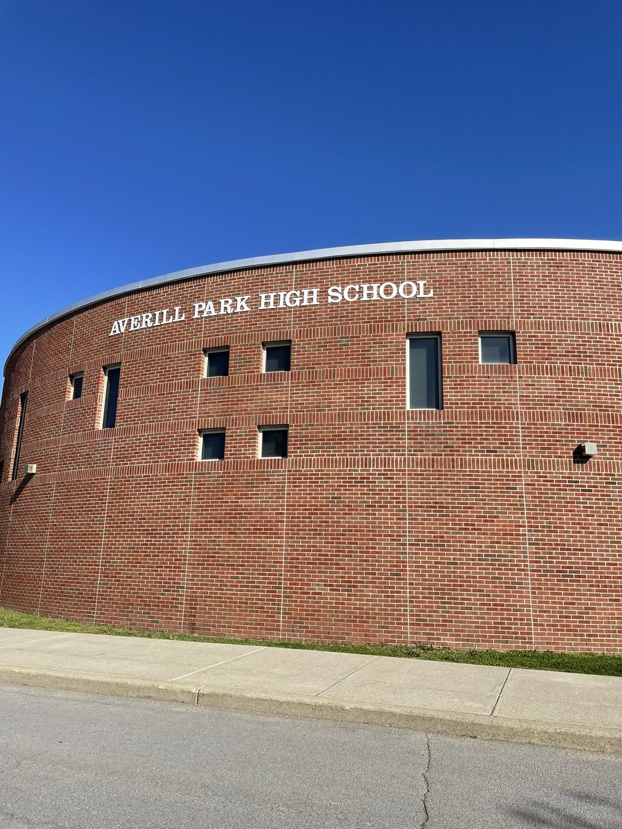 coachbjohnson15's tweet photo. Great start to the morning visiting @APHS_Football and meeting an SC Guy - Coach Gobel! Thanks for having @_SCFootball in! #NY2SC #BUILDTHEBROTHERH23D #LTBR https://t.co/4YYx3e2cYq