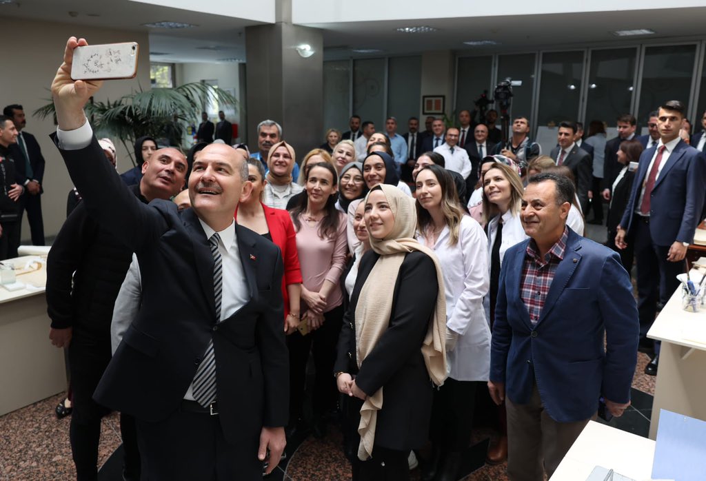 TCNufus's tweet photo. Bakanımız Sayın @suleymansoylu, 

🛂 Yerli ve Milli e-Pasaport
🪪 Yeni e-Mavi Kart
🪪 Yeni e-Sürücü Belgesi tanıtımını gerçekleştirdi ve sonrasında personelimiz ile bir araya geldi. 

📍Ankara | Nüfus ve Vatandaşlık İşleri Genel Müdürlüğü 

#HayatınızınHerAnında https://t.co/4uaMyn0YqG
